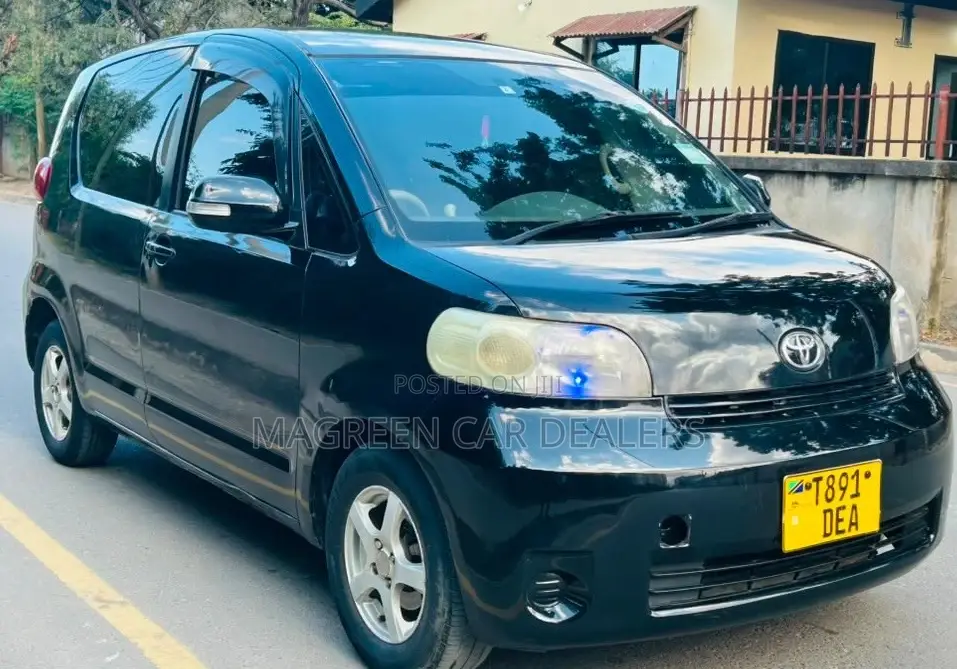 Toyota Porte 2005 Black