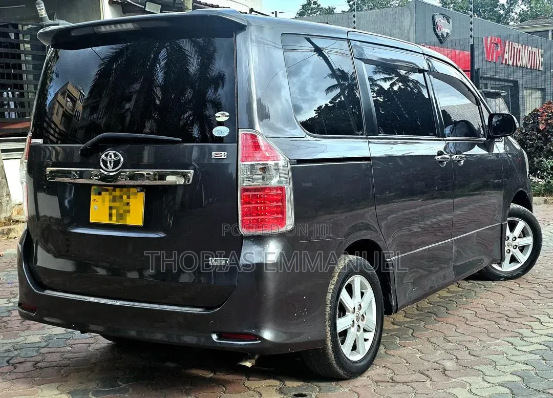 Toyota Noah 2008 Gray