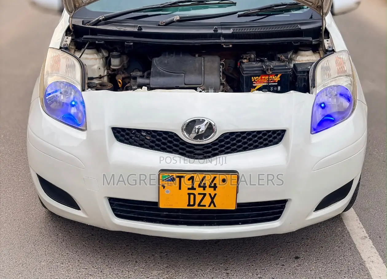 Toyota Vitz 2009 White