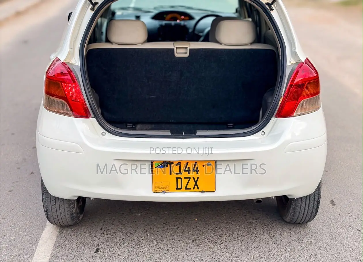 Toyota Vitz 2009 White