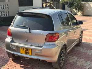 Toyota Vitz 2002 Silver