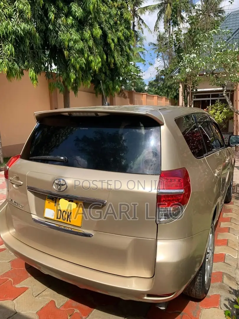 Toyota Vanguard 2011 Gold