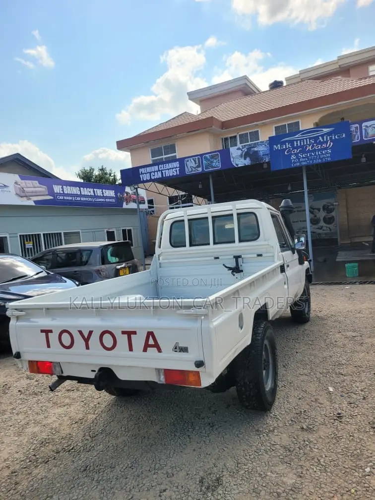 Toyota Land Cruiser 2015 White