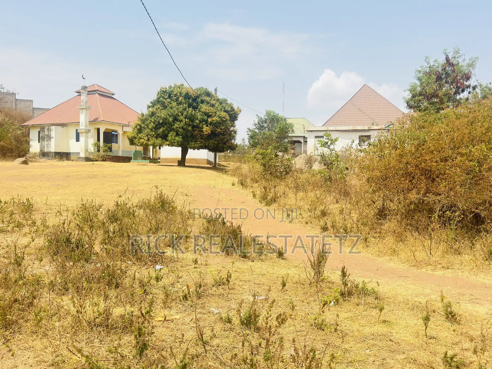 Kiwanja Cha (Sqm 1,364) Kinauzwa Nyegezi Majengo Mapya