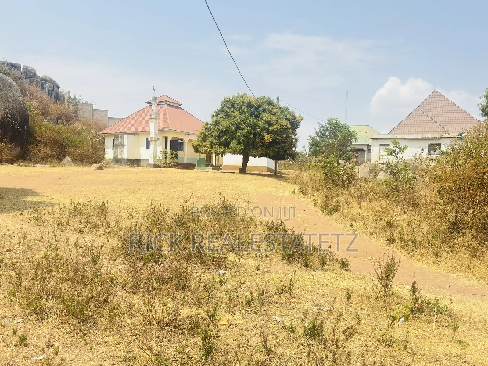 Kiwanja Cha (Sqm 1,364) Kinauzwa Nyegezi Majengo Mapya
