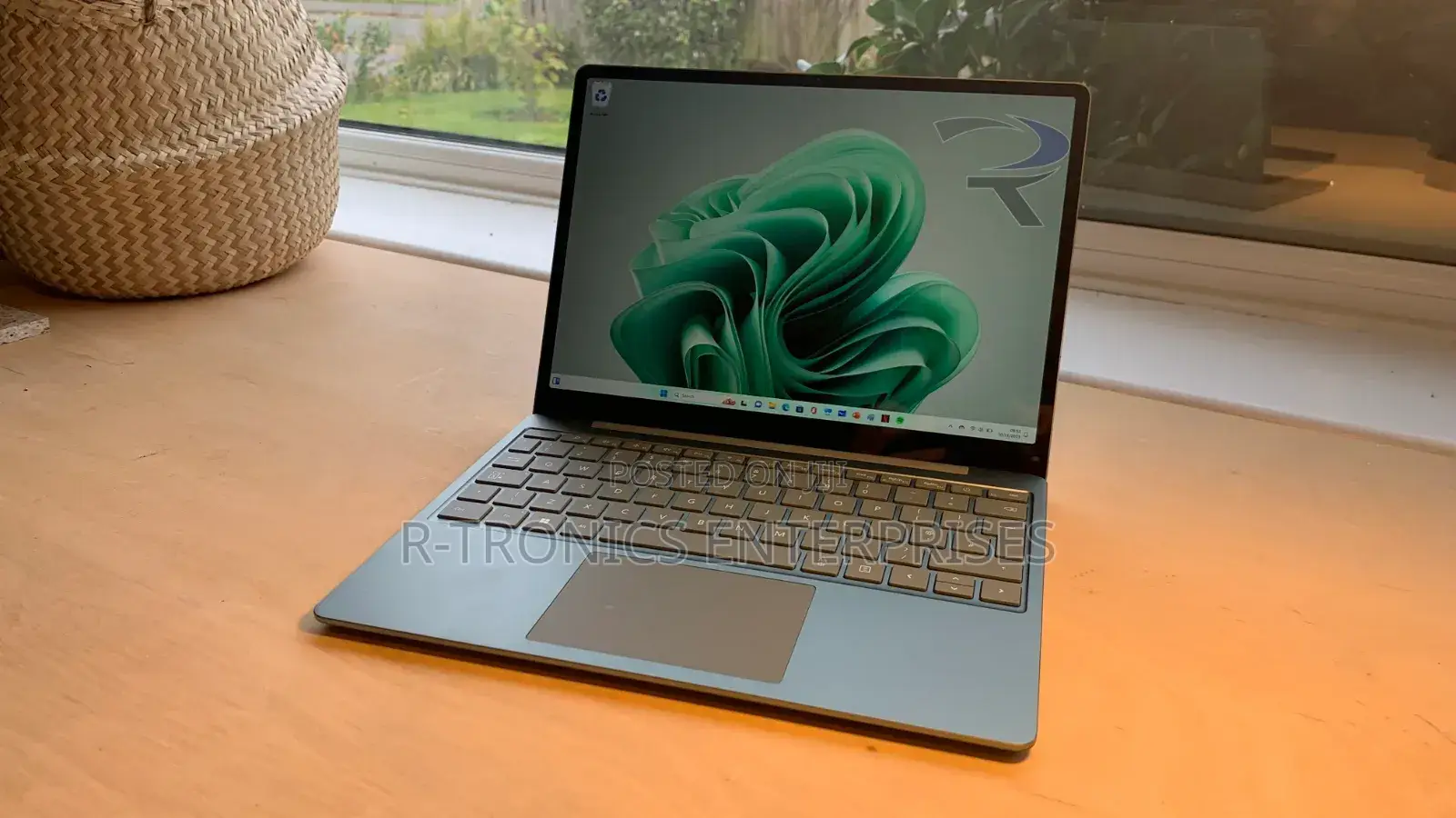 New Laptop Microsoft Surface Go 3 8GB Intel Core i5 SSD 256GB