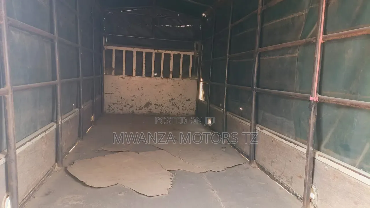 Mitsubishi Canter 2001 White