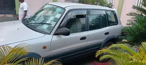 Toyota RAV4 1999 White