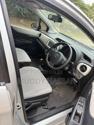Toyota Vitz 2014 Silver