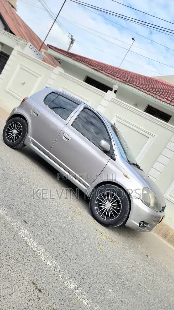 Toyota Vitz 2004 Silver