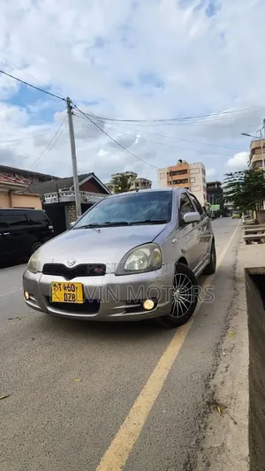 Toyota Vitz 2004 Silver