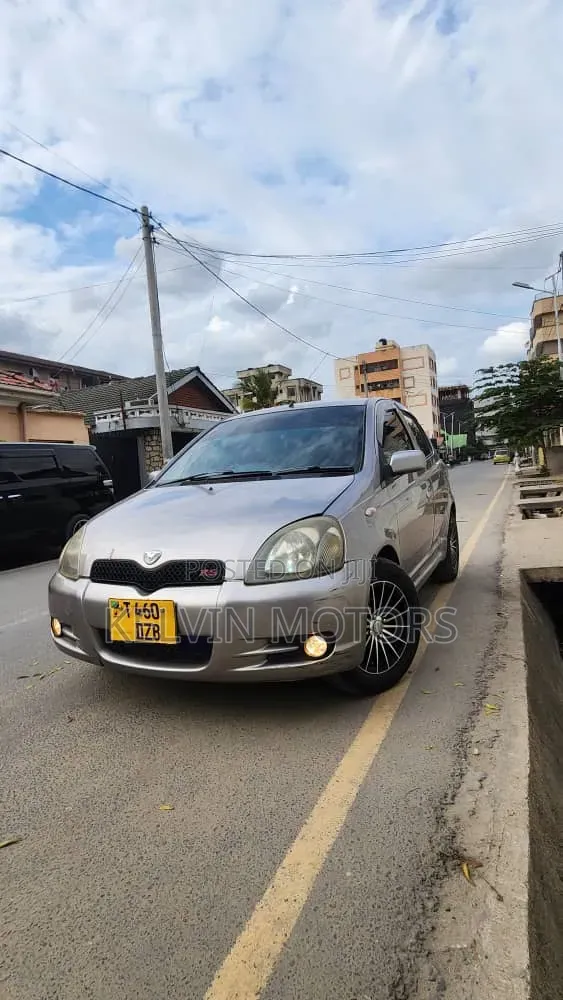 Toyota Vitz 2004 Silver