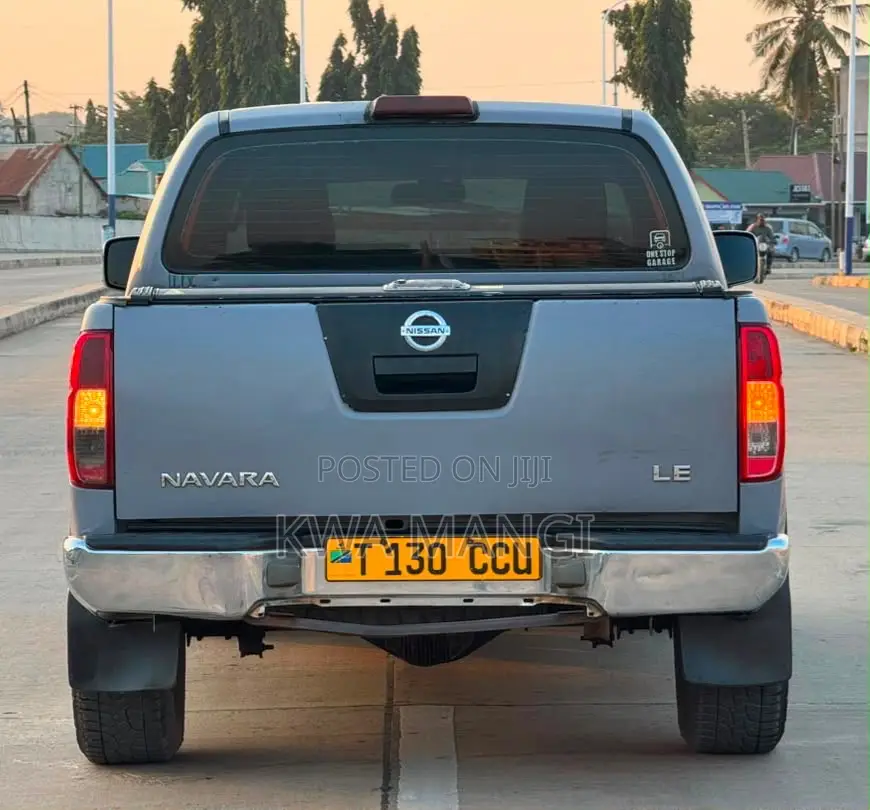 Nissan Navara 2011 Gray
