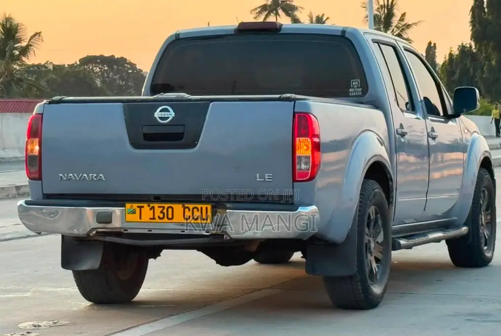 Nissan Navara 2011 Gray