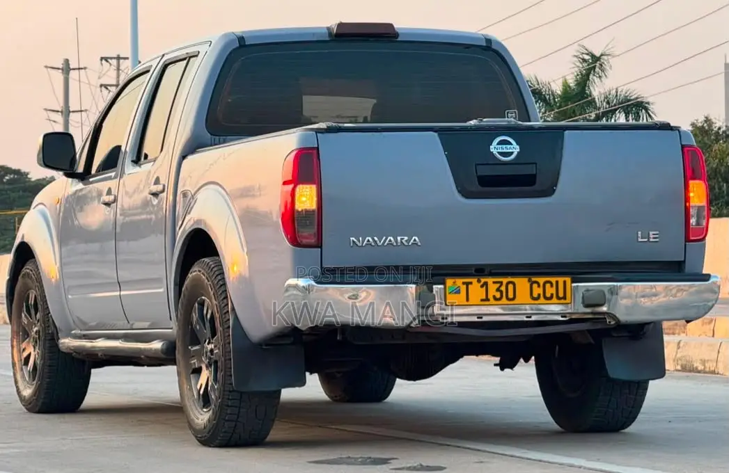 Nissan Navara 2011 Gray