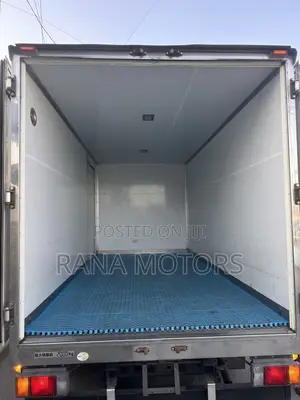Isuzu Elf Box 2005 White