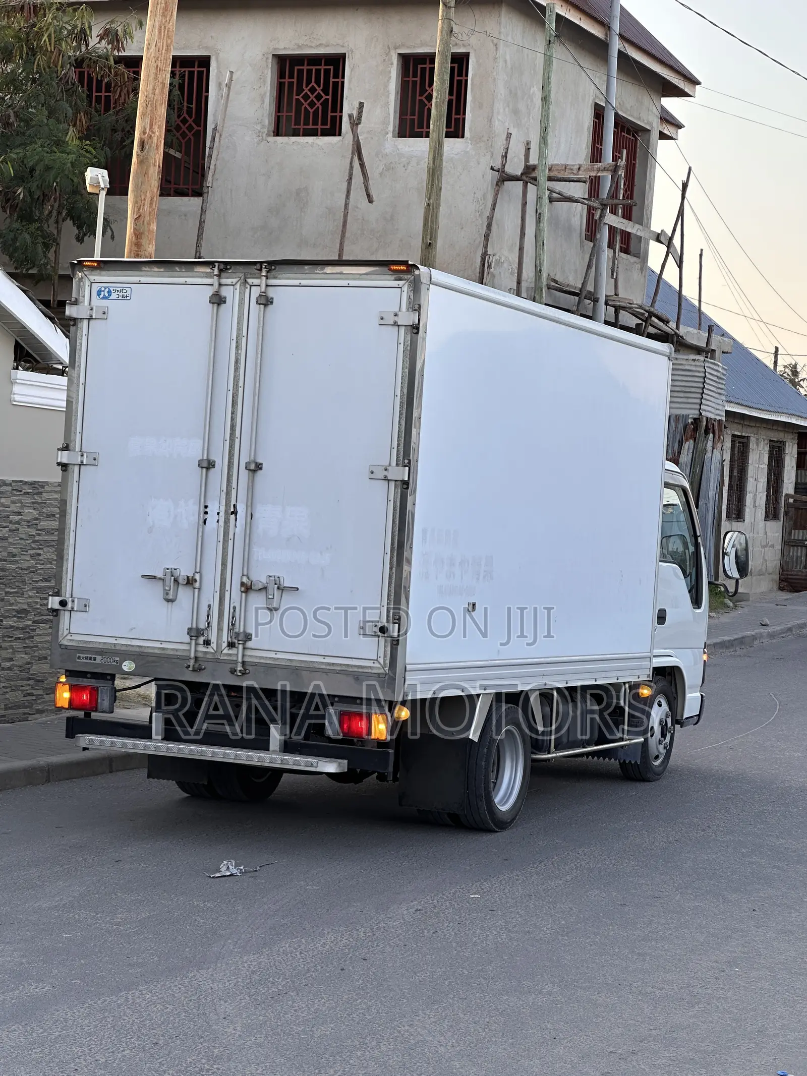 Isuzu Elf Box 2005 White