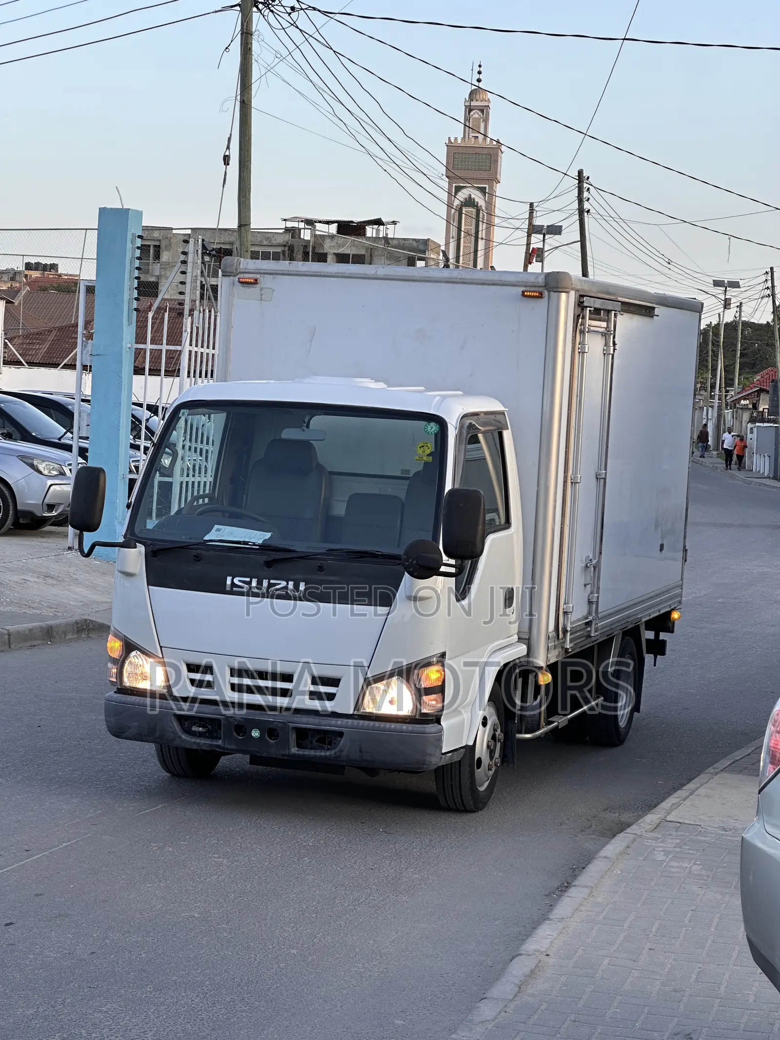 Isuzu Elf Box 2005 White