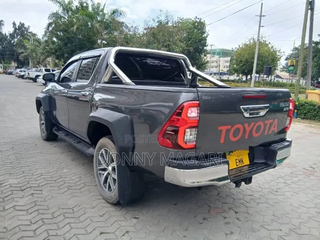 Toyota Hilux 2020 Gray
