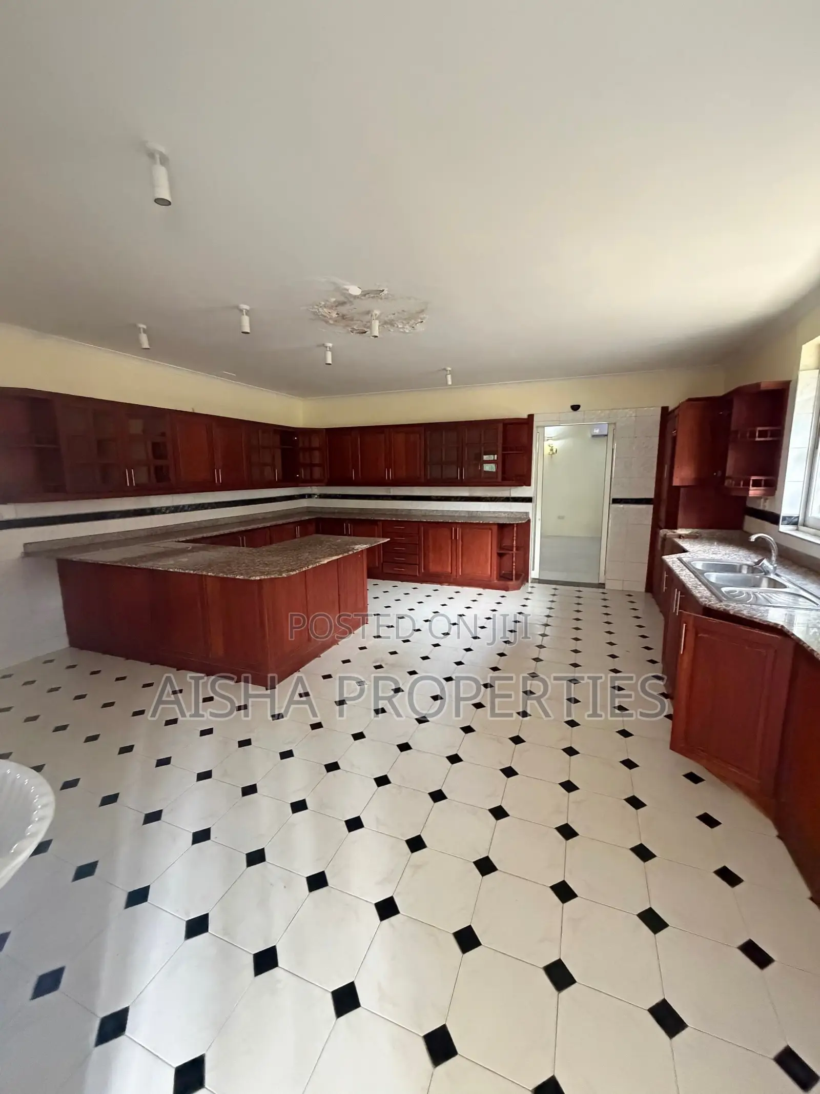 5bdrm House in Ada Estate for rent