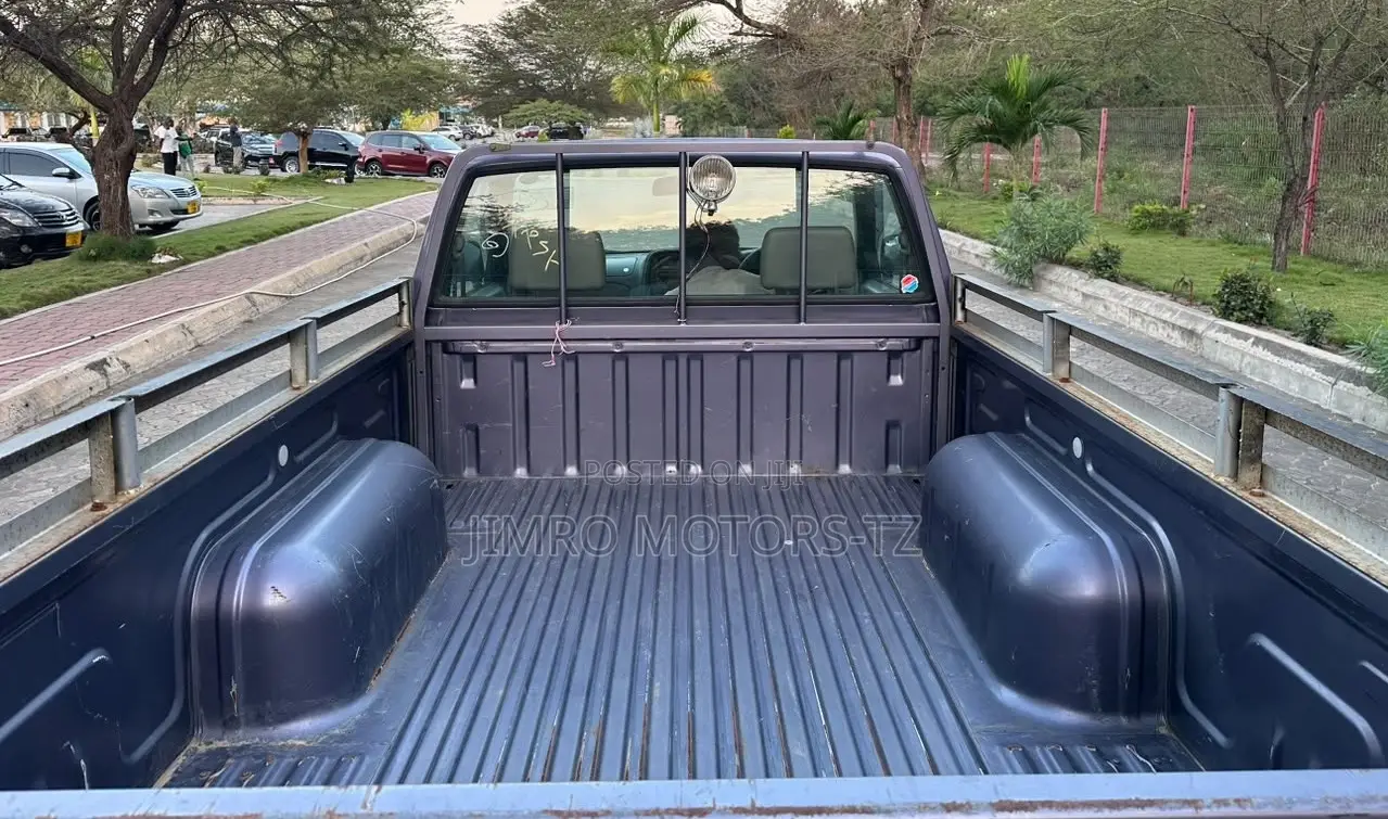 Nissan Pick-Up 2001 Purple