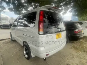 Toyota Noah 2.0 AWD (8 Seater) 2002 White