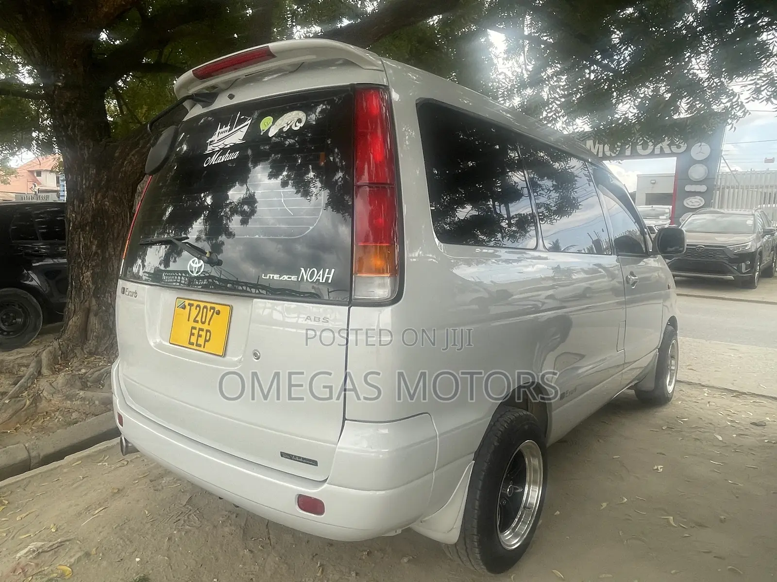 Toyota Noah 2.0 AWD (8 Seater) 2002 White