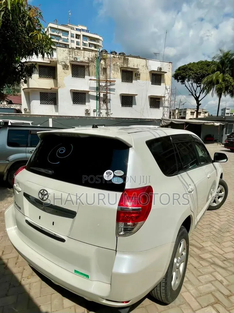 Toyota Vanguard 2010 White
