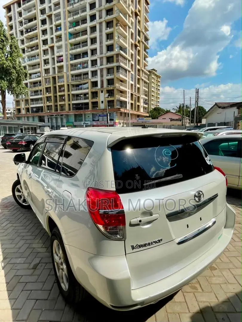 Toyota Vanguard 2010 White