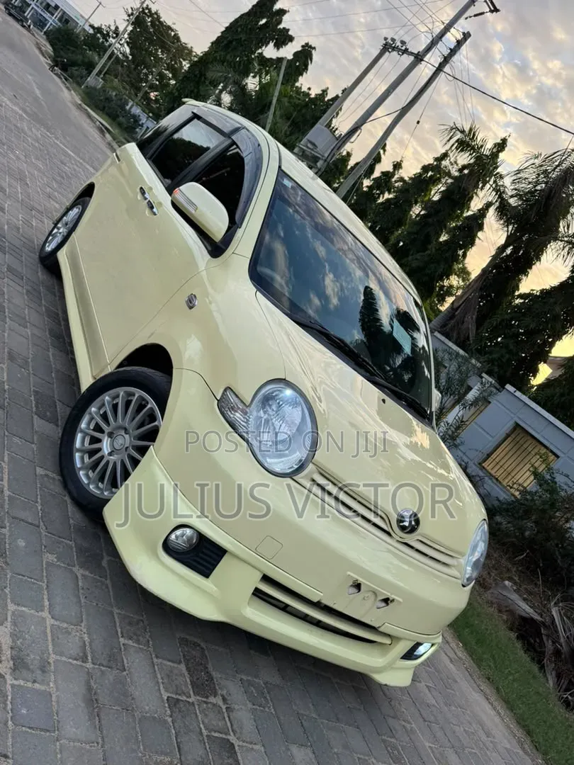 Toyota Sienta 2006 Yellow