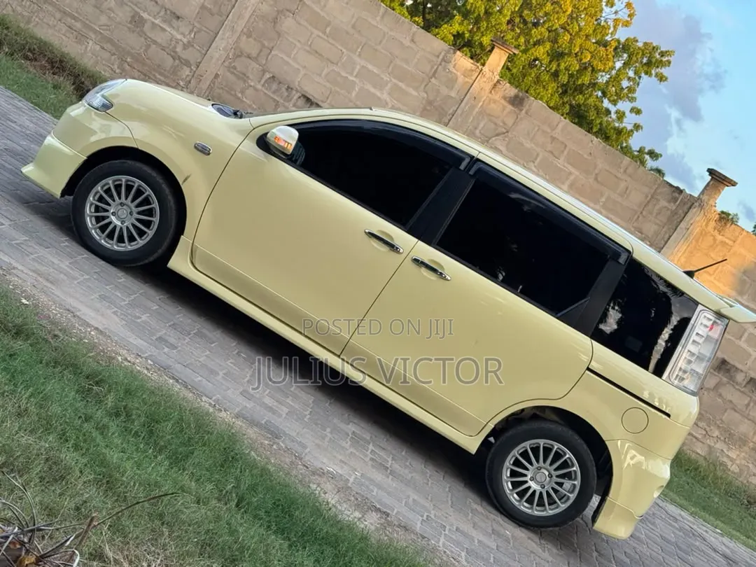 Toyota Sienta 2006 Yellow