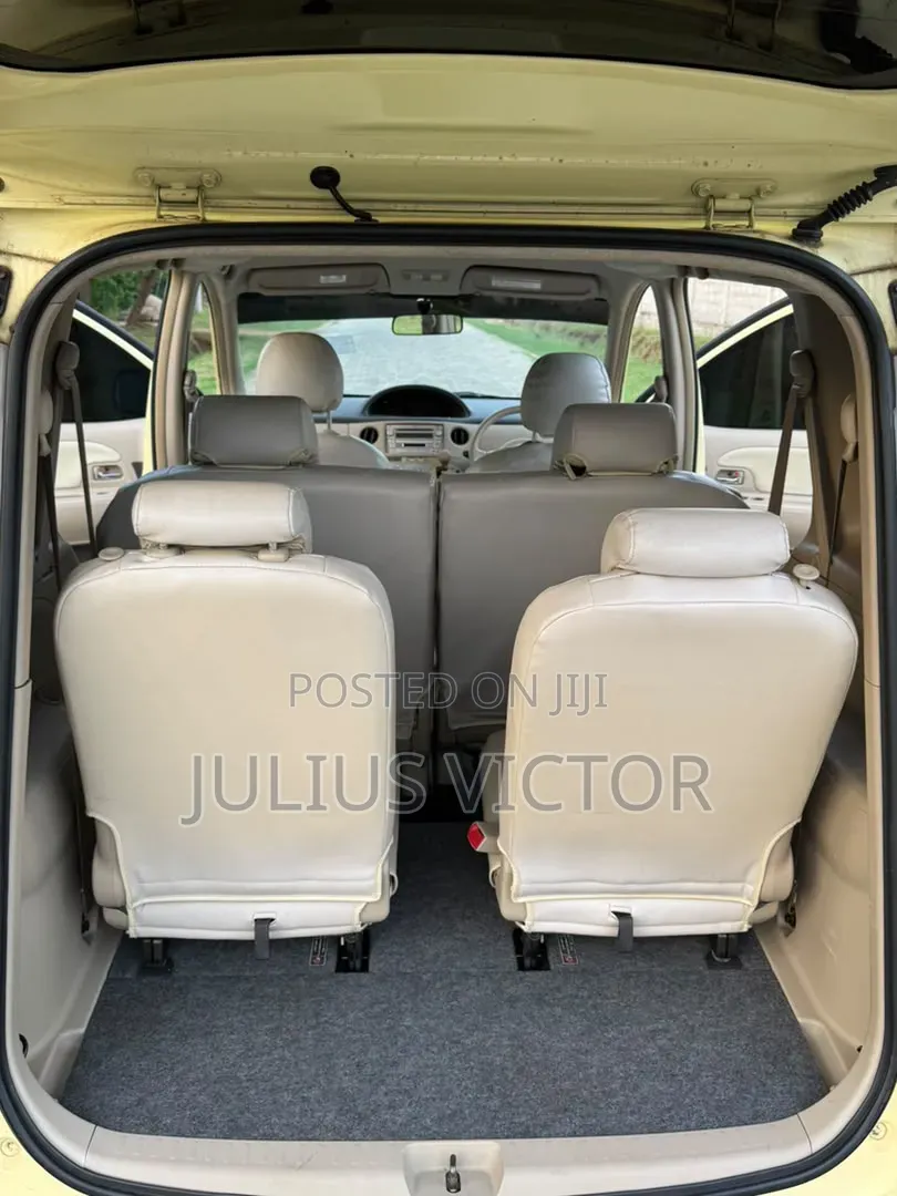 Toyota Sienta 2006 Yellow