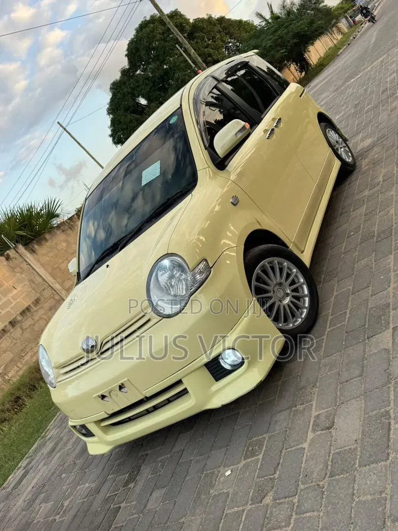 Toyota Sienta 2006 Yellow