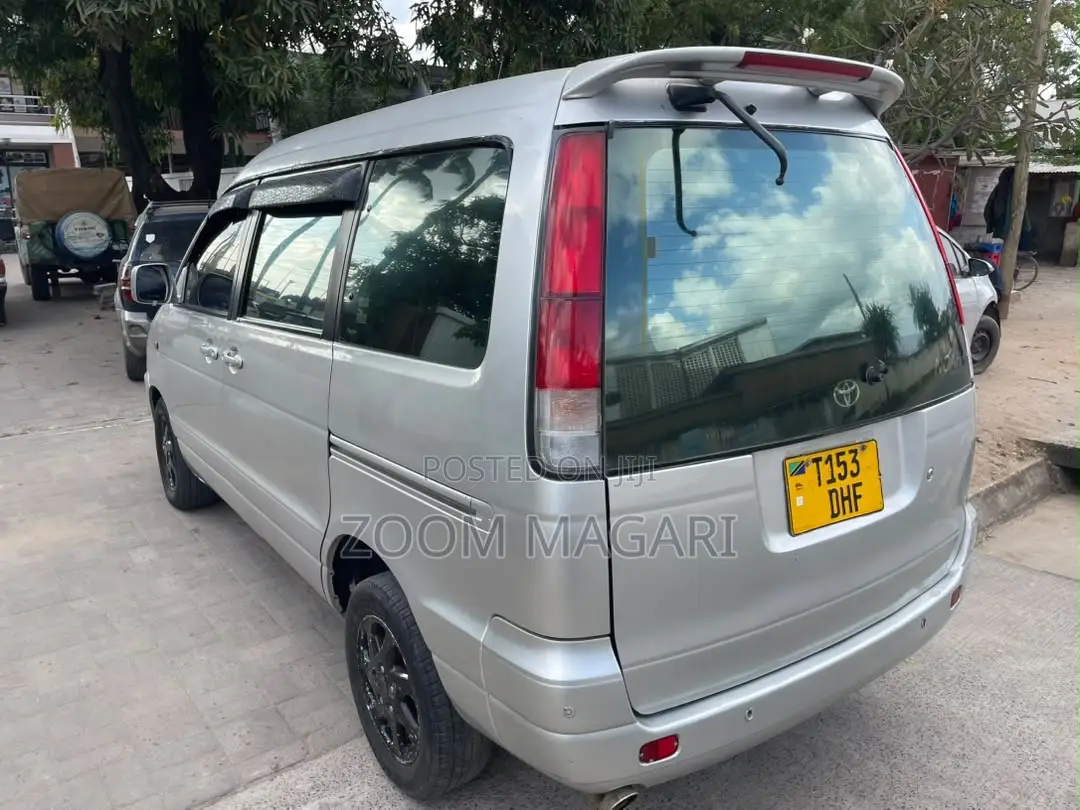 Toyota Noah 2001 Silver