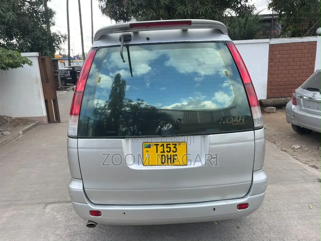 Toyota Noah 2001 Silver