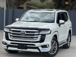 Toyota Land Cruiser LC300 2024 White