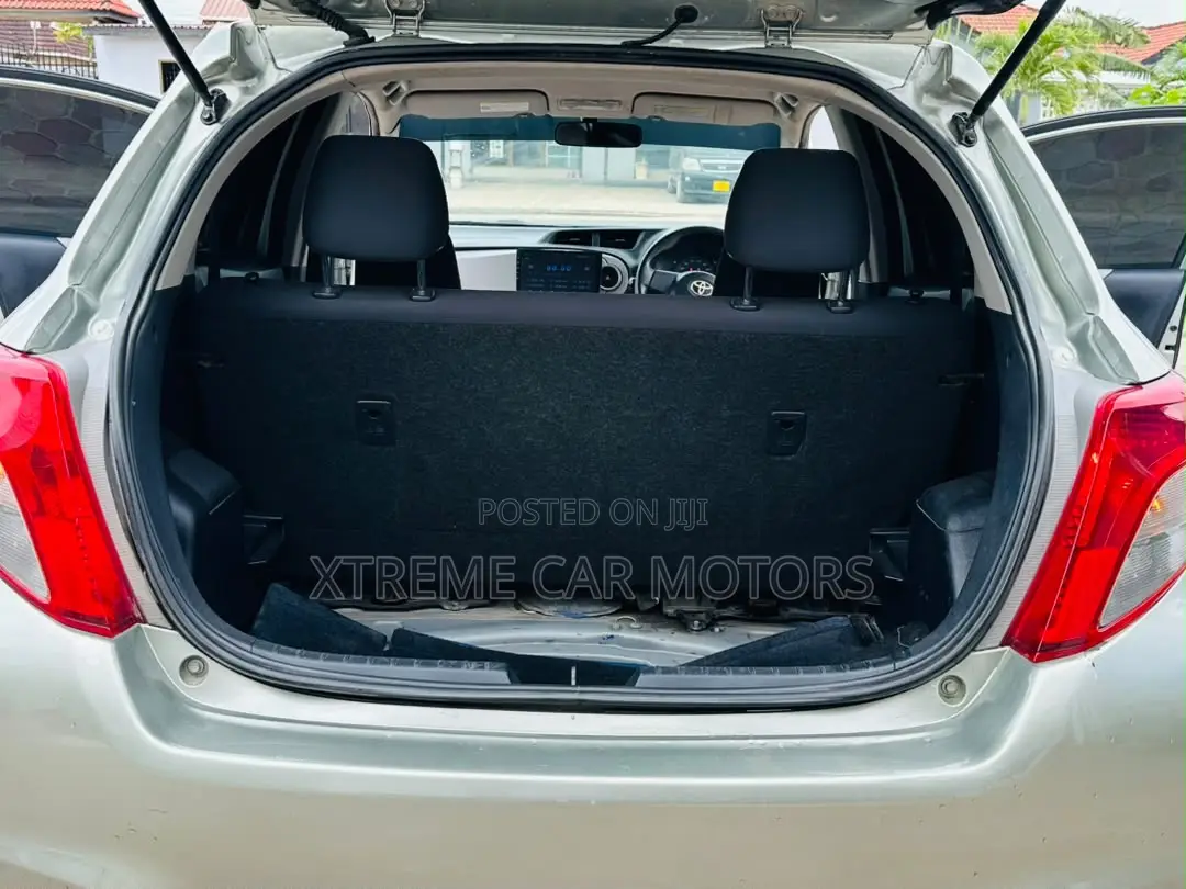 Toyota Vitz 2010 Silver