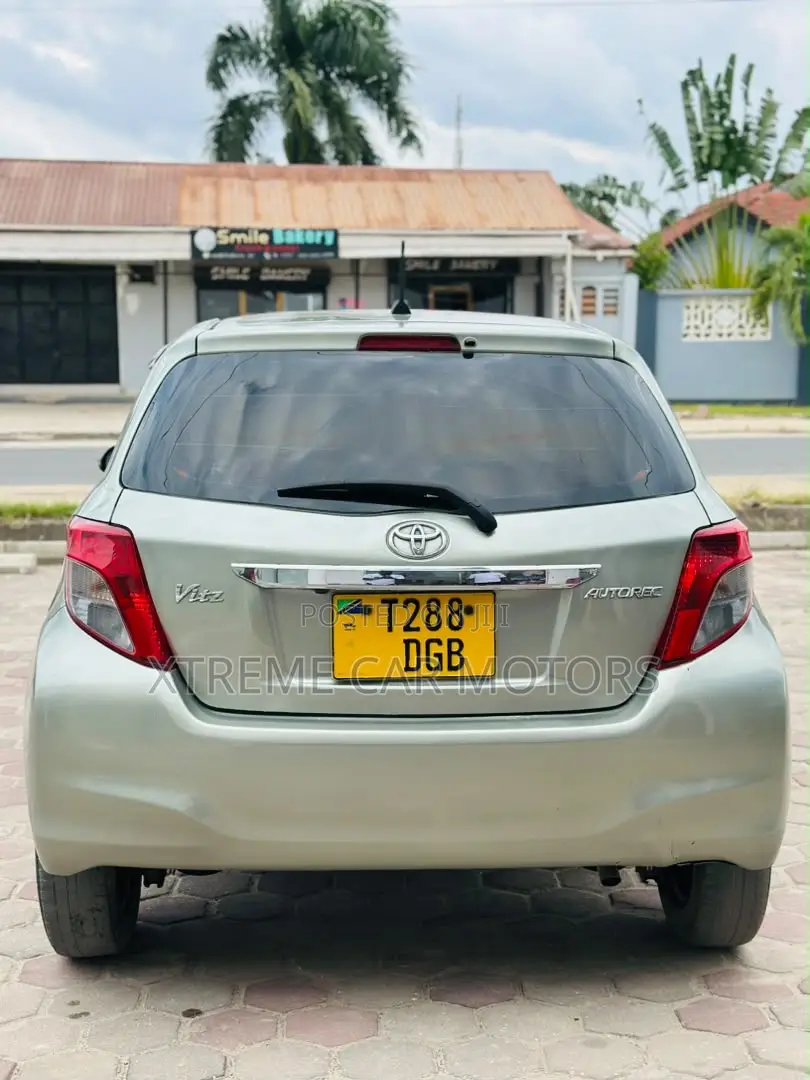 Toyota Vitz 2010 Silver