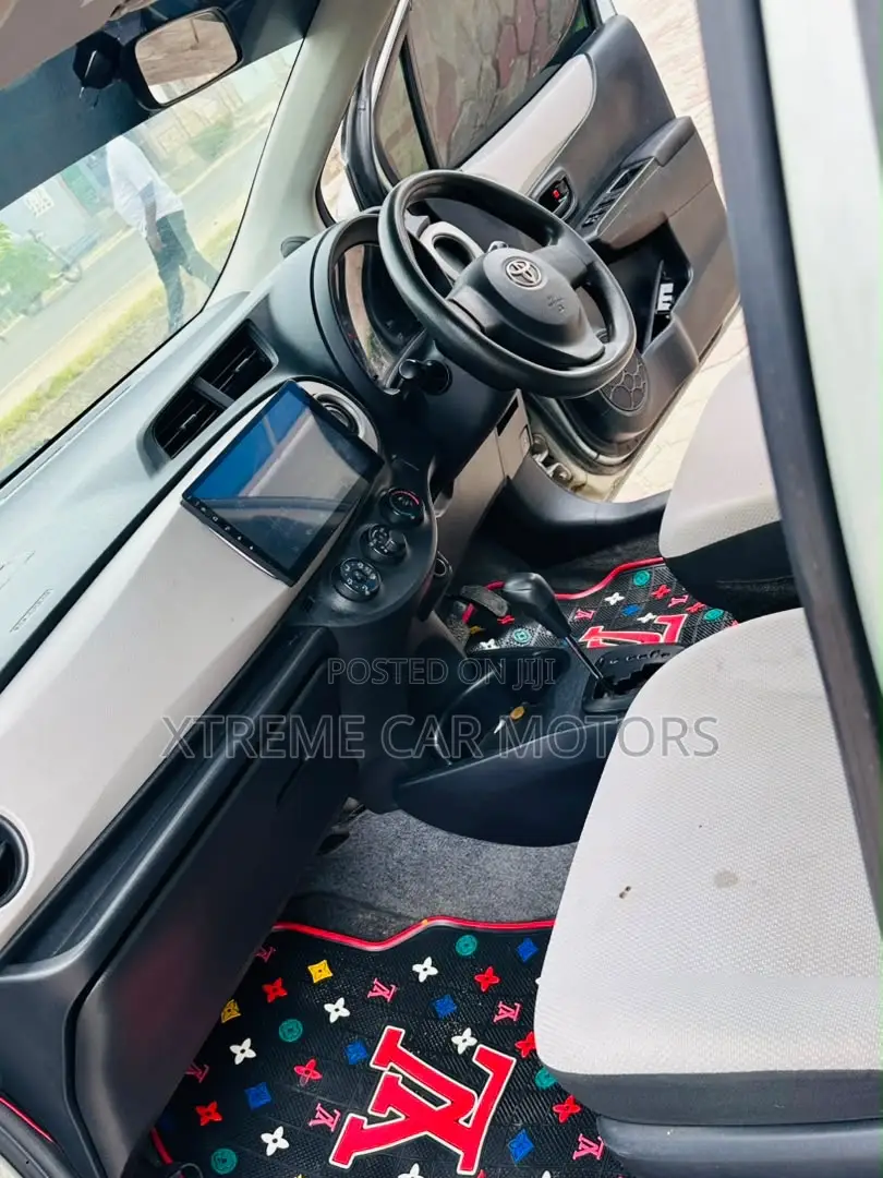 Toyota Vitz 2010 Silver