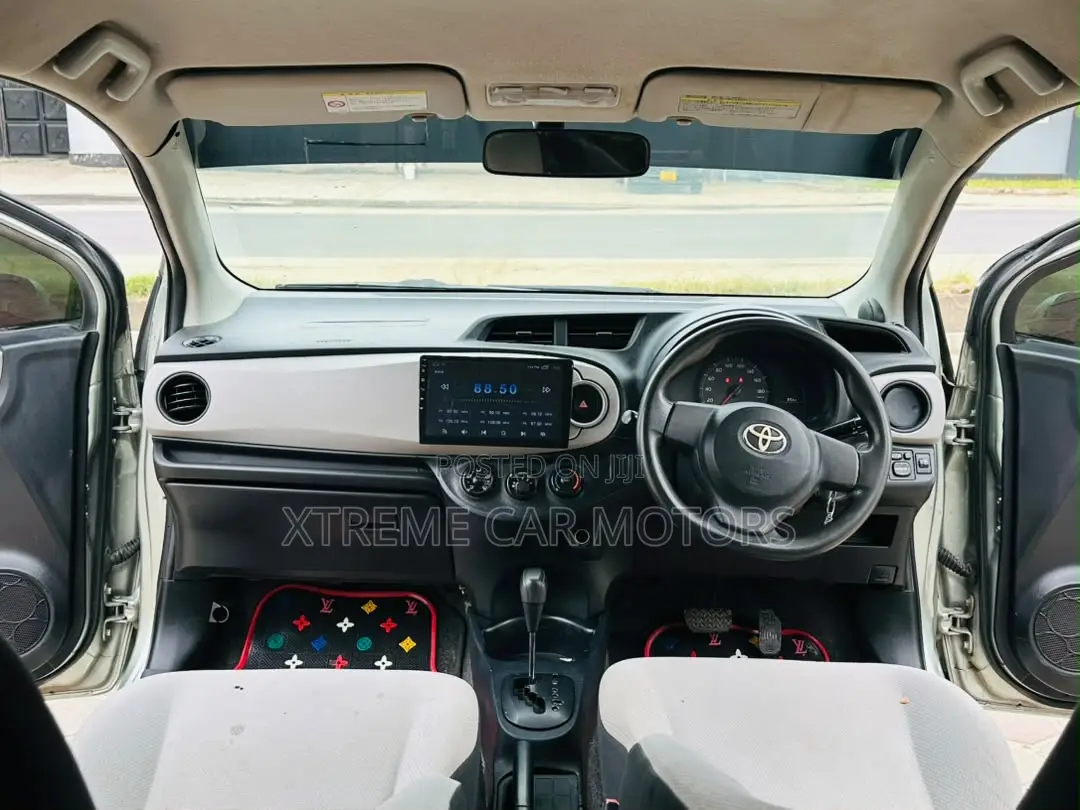 Toyota Vitz 2010 Silver