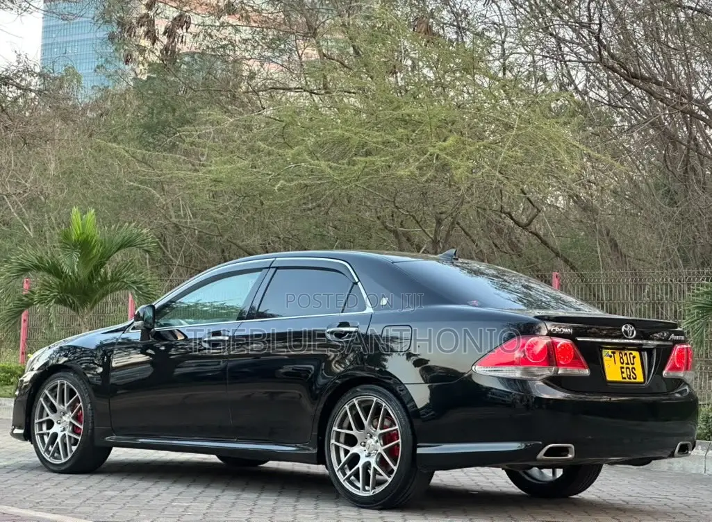 Toyota Crown 2012 Black