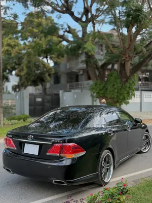 Toyota Crown 2010 Black