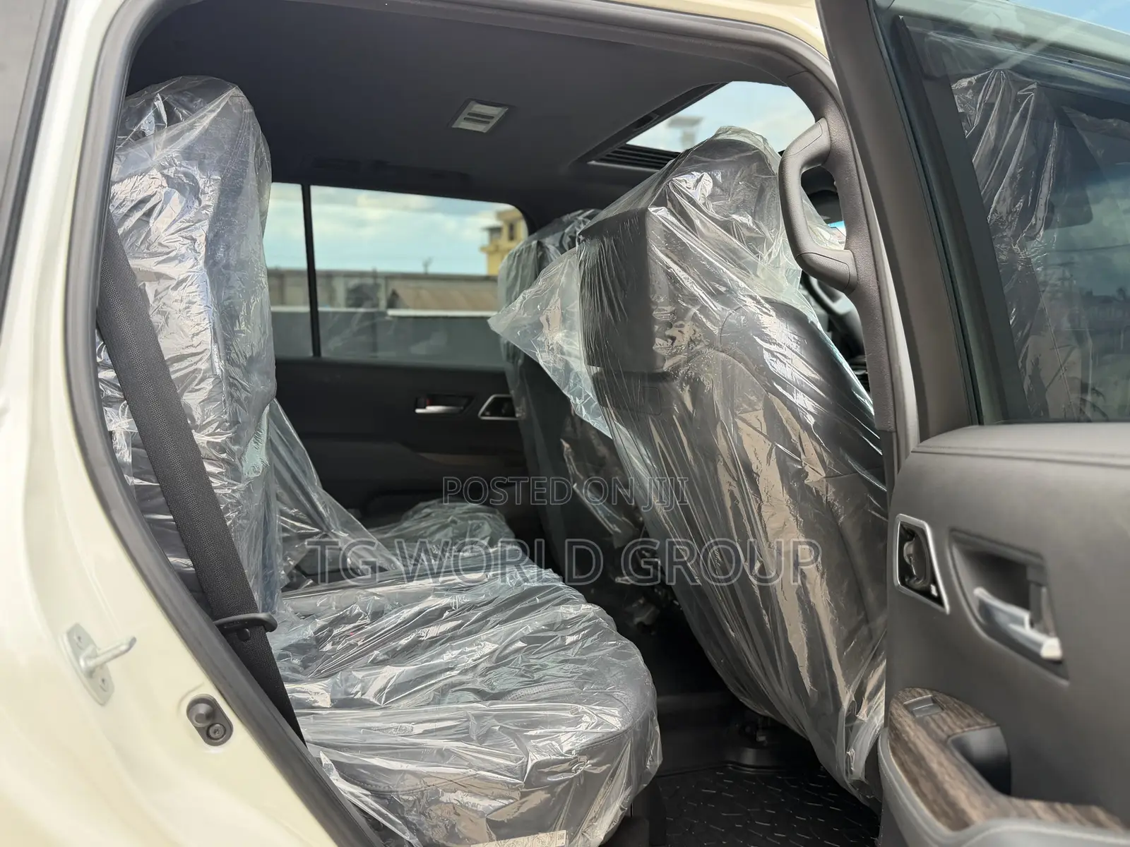 Toyota Land Cruiser LC300 2024 White