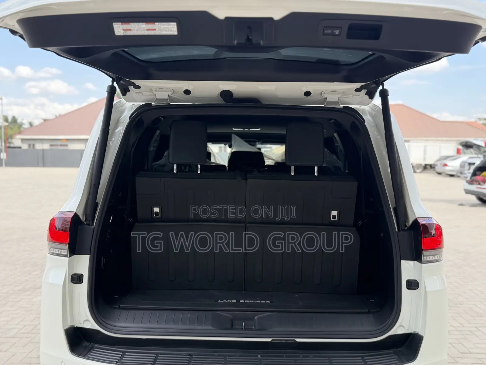 Toyota Land Cruiser LC300 2024 White