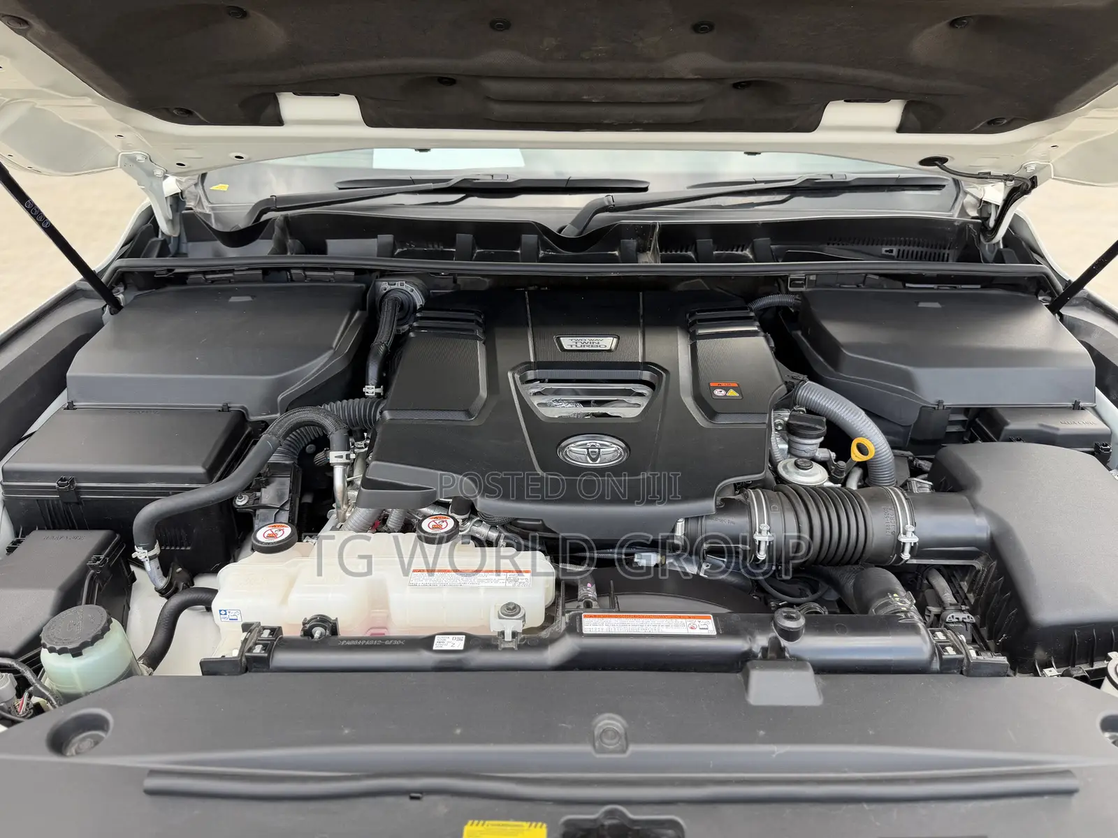 Toyota Land Cruiser LC300 2024 White