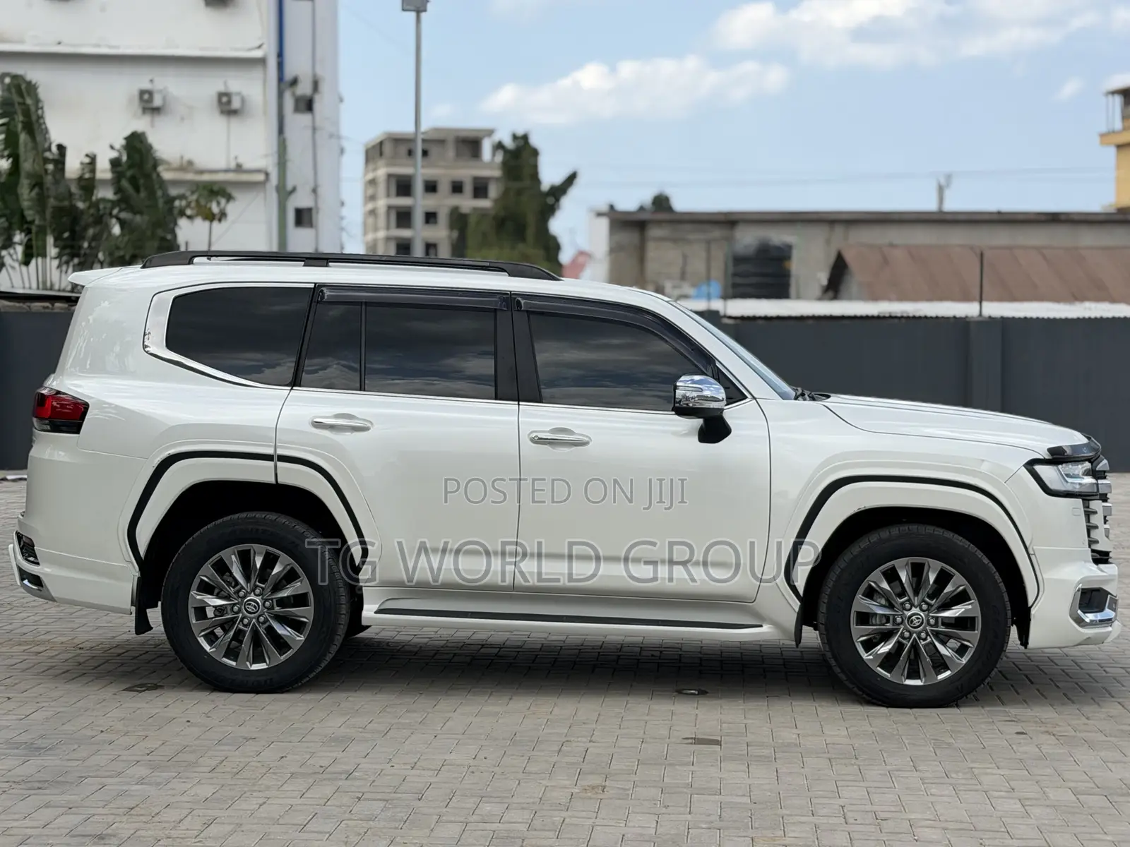 Toyota Land Cruiser LC300 2024 White