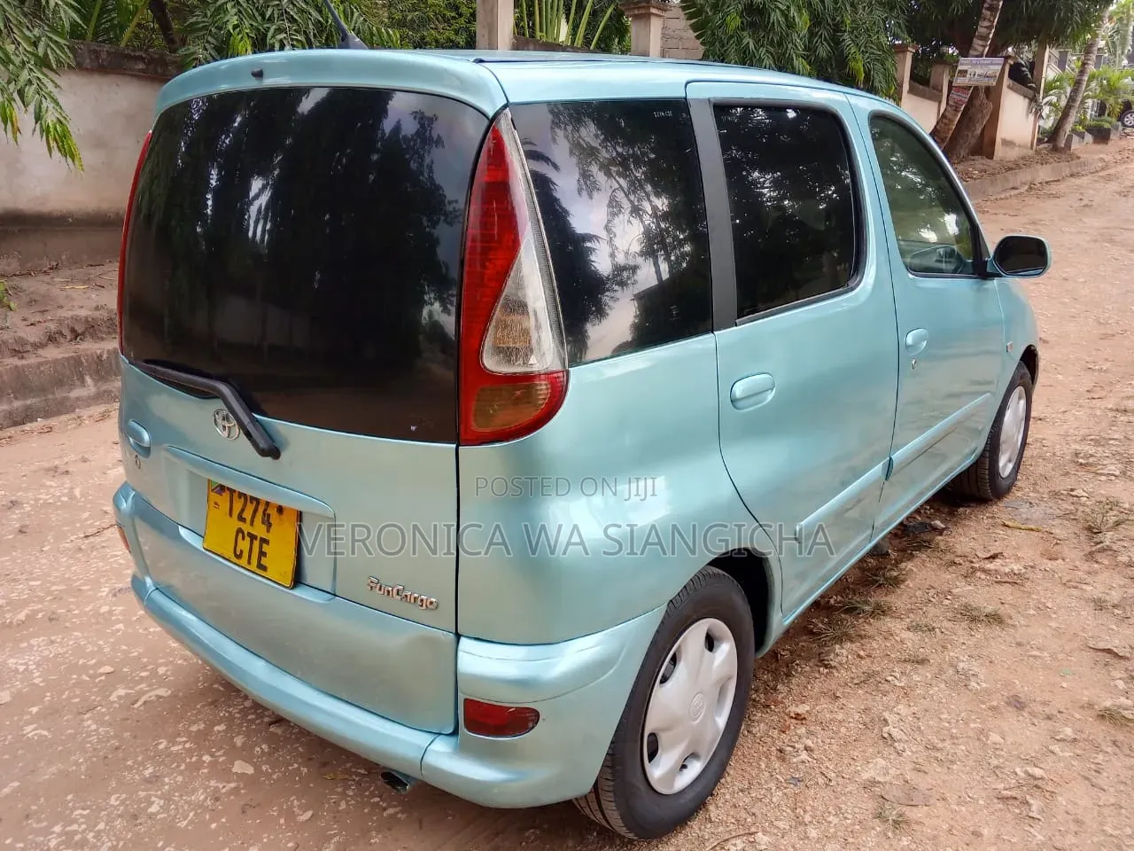 Toyota Fun Cargo 2004 Blue