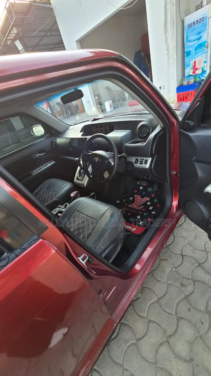Toyota Corolla Rumion 2010 Red