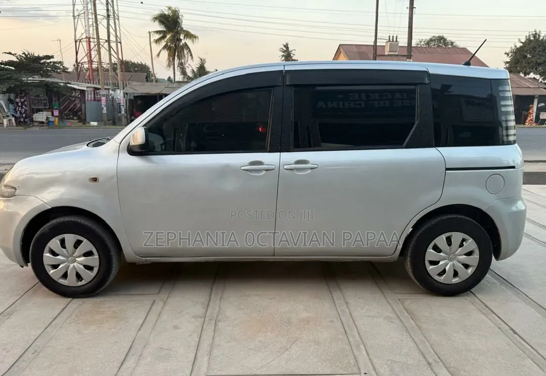 Toyota Sienta 2004 Silver