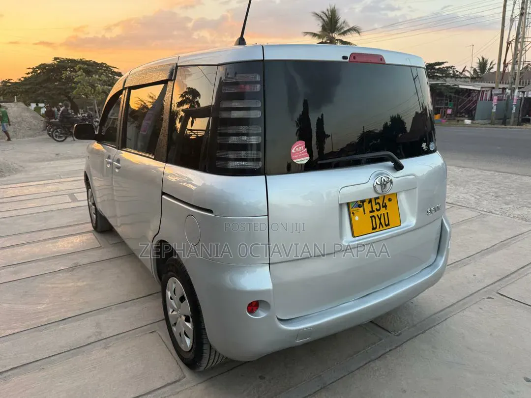 Toyota Sienta 2004 Silver